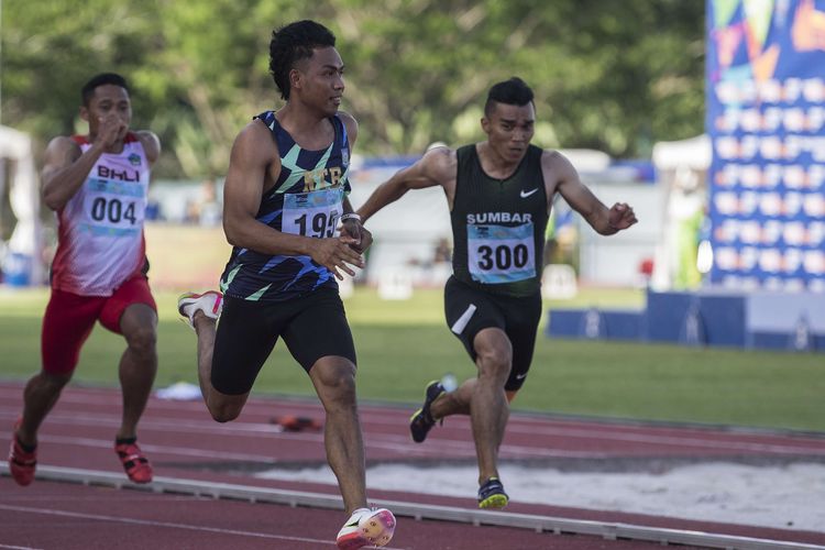 Pelari Nusa Tenggara Barat Lalu Mohammad Zohri (tengah) berlari saat bertanding pada final nomor lari 100 meter putra PON XX Papua di Stadion Atletik Mimika Sport Center, Kabupaten Mimika, Papua, Rabu (6/10/2021). Lalu Mohammad Zohri meraih medali emas sementara pelari Nusa Tenggara Barat lainnya Sudirman Hadi meraih medali perak dan pelari Kalimantan Tengah Eko Rimbawan meraih medali perunggu.