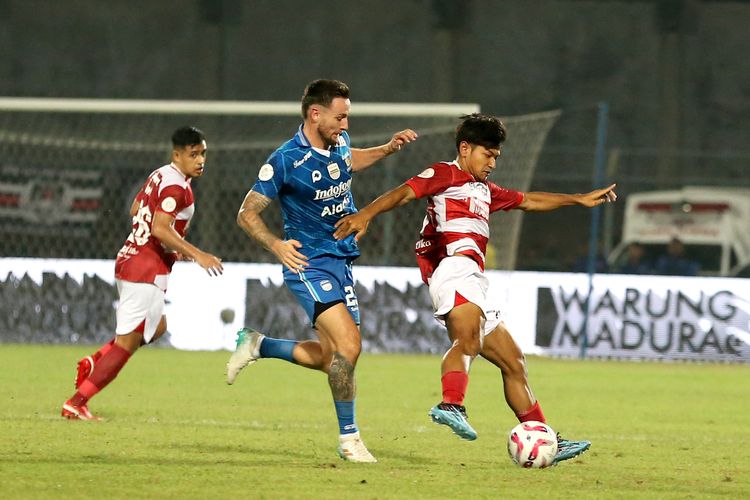 Pemain Madura United Riyatno Abiyoso dijaga ketat pemain Persib Bandung Marc Klok saat leg kedua final Championship Series Liga 1 2023-2024 yang berakhir dengan skor 1-3 di Stadion Gelora Bangkalan, Jumat (31/5/2024) malam. Persib berhasil meraih juara liga musim ini dengan agregat 6-1.