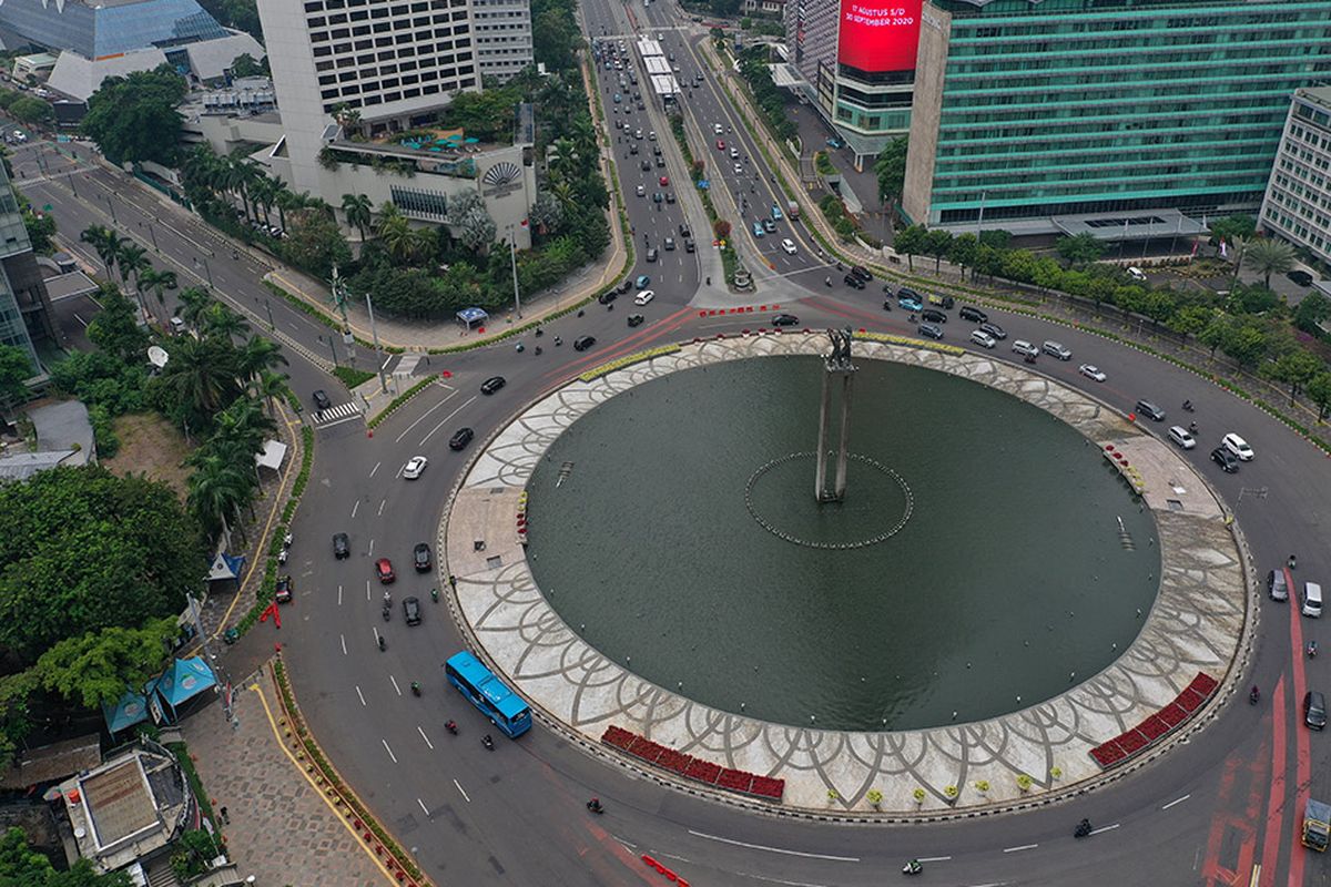 Foto aerial suasana lalu lalang kendaraan di kawasan Bundaran Hotel Indonesia (HI), Jakarta, Senin (14/9/2020). Pada hari pertama penerapan pembatasan sosial berskala besar (PSBB) jilid II atau PSBB pengetatan di DKI Jakarta, arus lalu lintas kendaraan di sekitar Bundaran HI terpantau lancar.