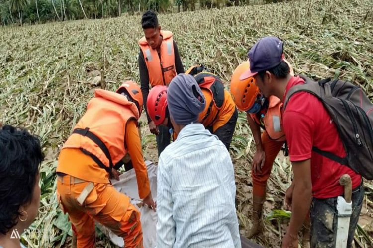 Tim SAR gabungan saat menemukan jasad korban