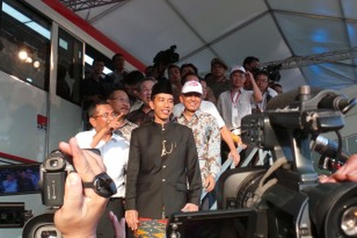 Menteri BUMN Dahlan Iskan (berbaju putih) bersama Gubernur DKI Jakarta Joko Widodo (berbaju ujung serong) saat mengelilingi Monorel buatan PT Adhi Karya, di Monas, Jakarta, Sabtu (22/6/2013).
