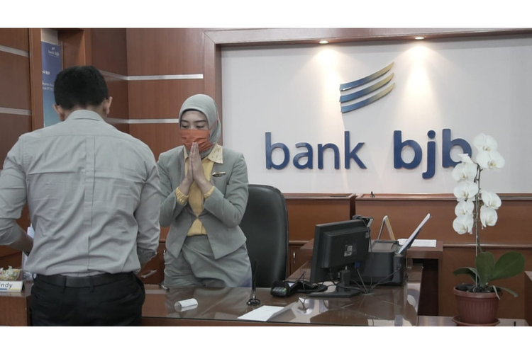 Ilustrasi pegawai Bank BJB dalam melayani nasabah