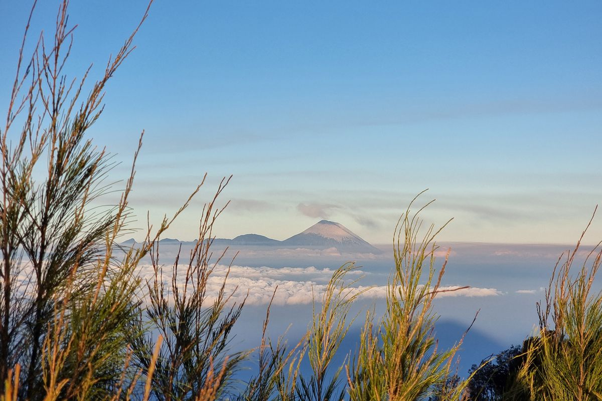 Gunung Semeru dilihat dari Puncak Gunung Buthak, Jawa Timur.