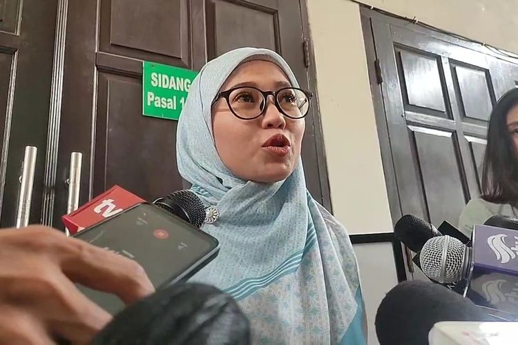 Kuasa hukum D, Mellisa Anggraini, saat berbicara di Pengadilan Negeri (PN) Jakarta Selatan, Kamis (6/4/2023). 