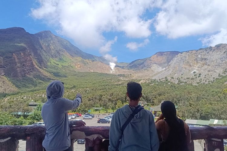 Blue Fire Muncul di Gunung Papandayan, Aktivitas Wisatawan Dibatasi