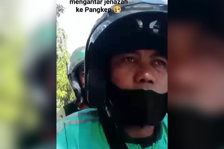 Potongan video ojek online (Ojol) di Makassar membonceng seorang pria parubaya yang tengah menggendong jenazah cucunya usai tak mampu bayar sewa ambulans. Sabtu (15/6/2024).
