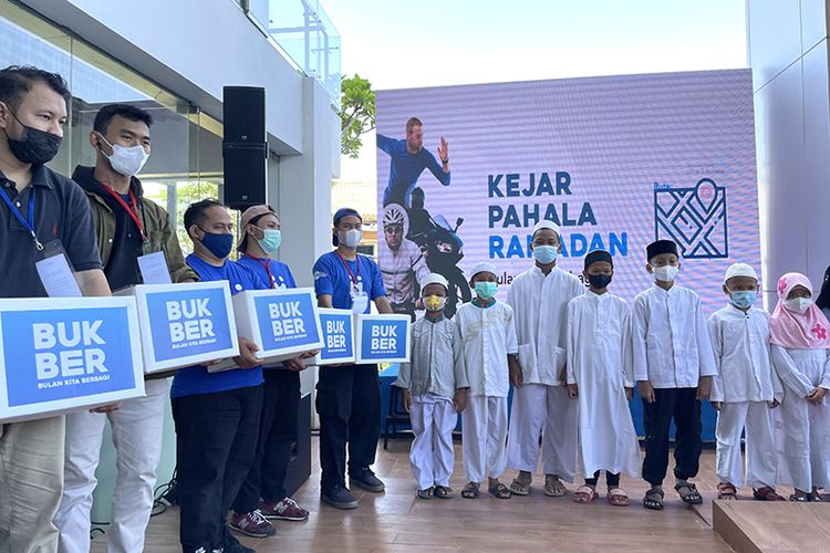 Penyerahan 1.000 paket Ramadhan secara simbolis kepada anak-anak peserta program HOME Children Center Jakarta. 