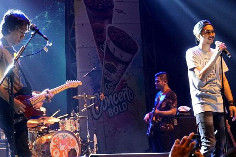 Band Sheila on 7 saat beraksi di panggung JackcCloth Summer Fest 2016 di Gelora Bung Karno, Senayan, Jakarta Pusat, Kamis (5/5/2016). 