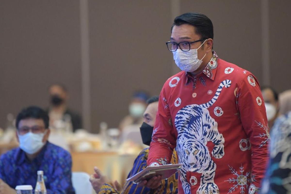 Gubernur Jawa Barat (Jabar) Ridwan Kamil saat membuka acara CEO Lecture bersama Direktur Utama PT Krakatau Steel Silmy Karim di Hotel Hilton, Kota Bandung, Senin (25/10/2021). 