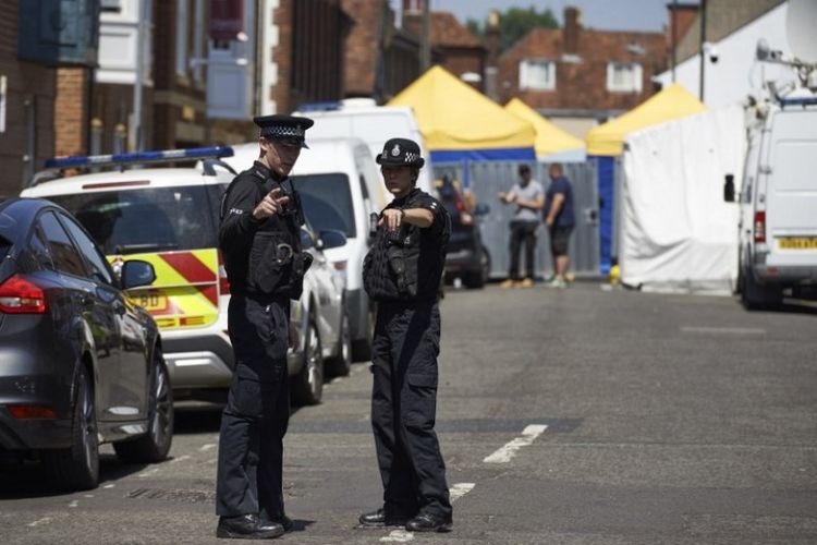 Petugas polisi berjaga-jaga di Jalan Rollestone, di luar John Baker House di Salisbury, Inggris, terkait penyelidikian kematian akibat terpapar racun saraf Novichok. Foto ini diambil pada pada Sabtu (7/7/2018). (AFP/Niklas Hallen)