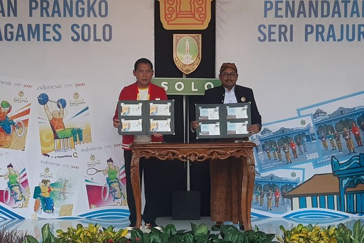 Peluncuran prangko 5.000 seri khusus prajurit Keraton Solo dan dan peringatan 11 tahun ASEAN Para Games (APG) 2022 di Balai Kota Solo, Jawa Tengah, Jumat (5/8/2022).