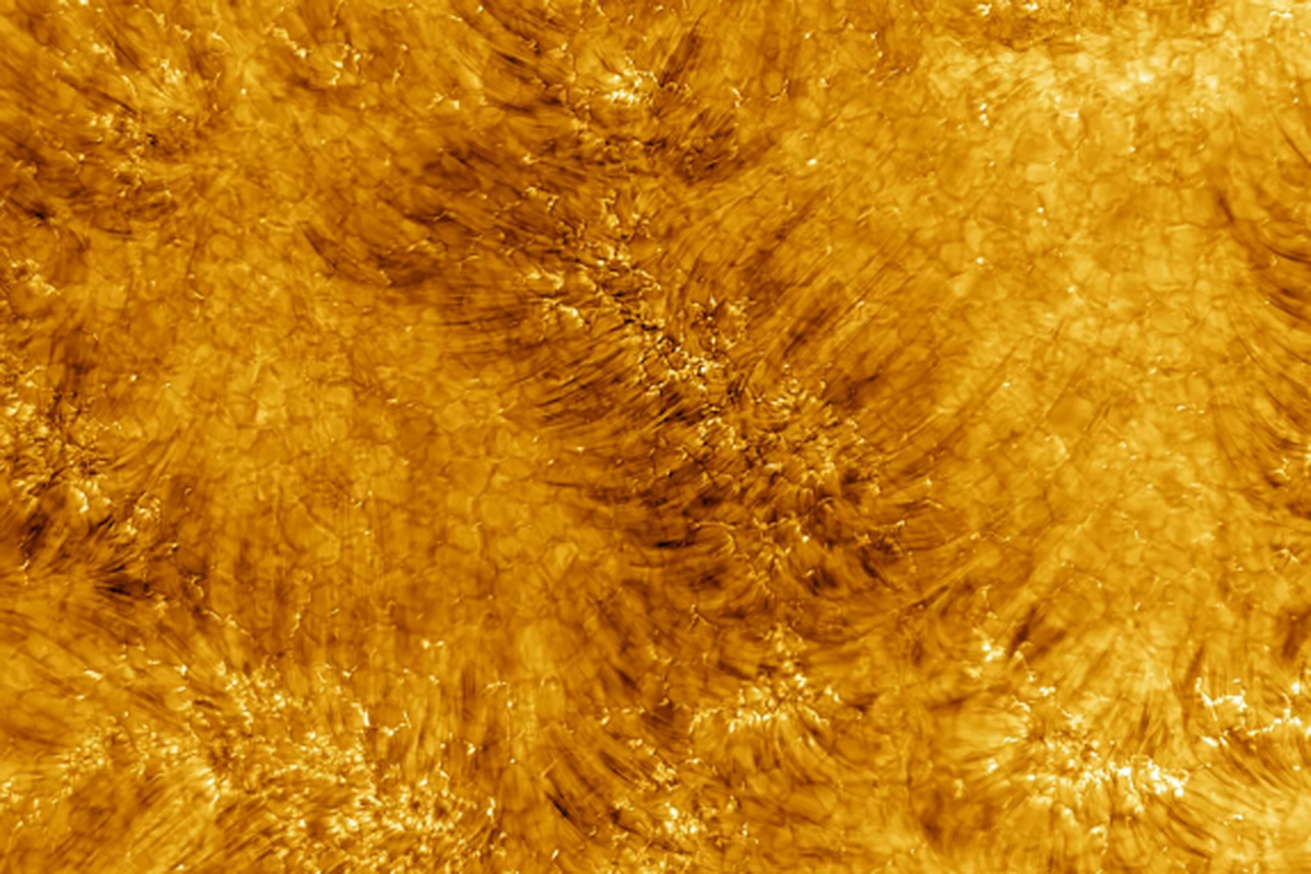 Salah satu gambar kromosfer matahari yang ditangkap oleh Teleskop Surya Daniel K.Inouye pada 3 Juni 2022 . Kromosfer adalah wilayah misterius Matahari yang dapat membantu ilmuwan menguak tentang bintang di Tata Surya kita.

