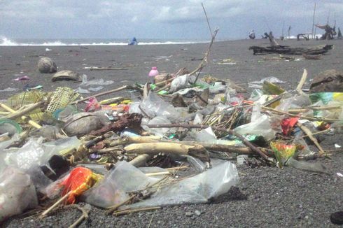 Sampah Plastik Terserak di Pesisir Pantai Wisata Kecamatan Temon