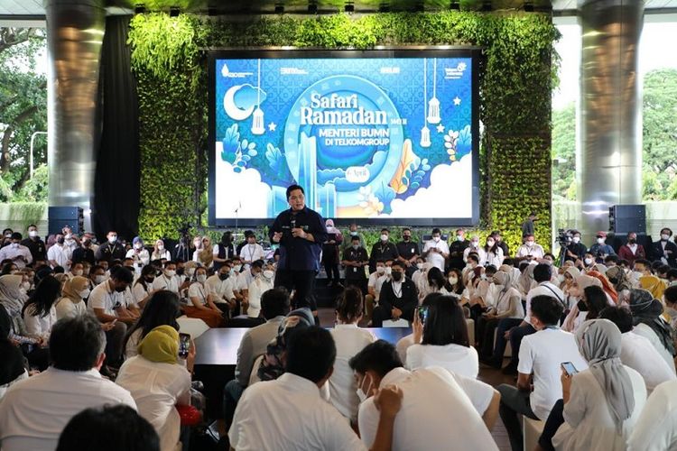 Menteri BUMN Erick Thohir (tengah) menyampaikan motivasi dan harapannya untuk talenta masa depan Indonesia di hadapan lebih dari 1.000 karyawan milenial TelkomGroup dalam acara Safari Ramadan Menteri BUMN 1443 H ke kawasan The Telkom Hub, Rabu (6/4/2022).