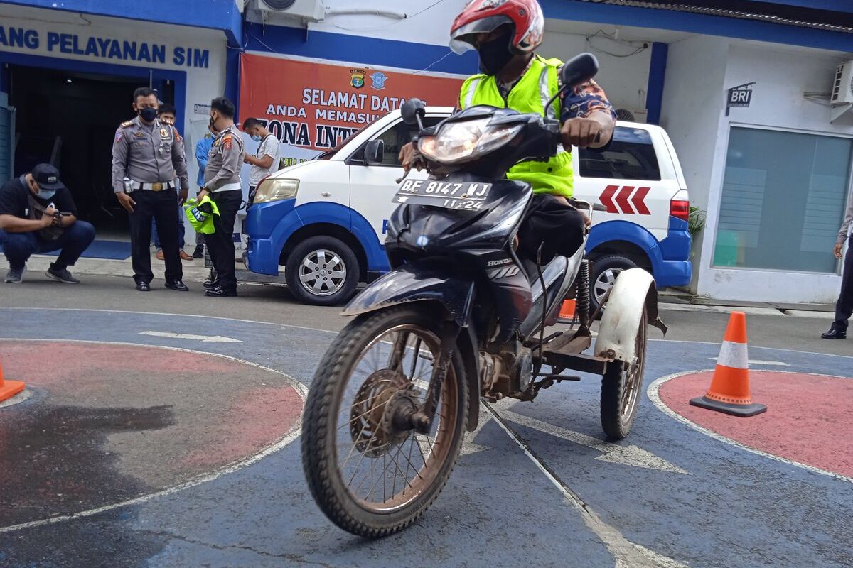 Penyandang disabilitas menjalani uji praktek berkendara saat pembuatan SIM D di Satlantas Polresta Bandar Lampung, Rabu (16/6/2021).