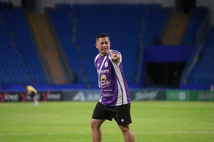 Persipura Tunjuk Regi Aditya Jadi Pelatih Baru Gantikan Andri Ramawi