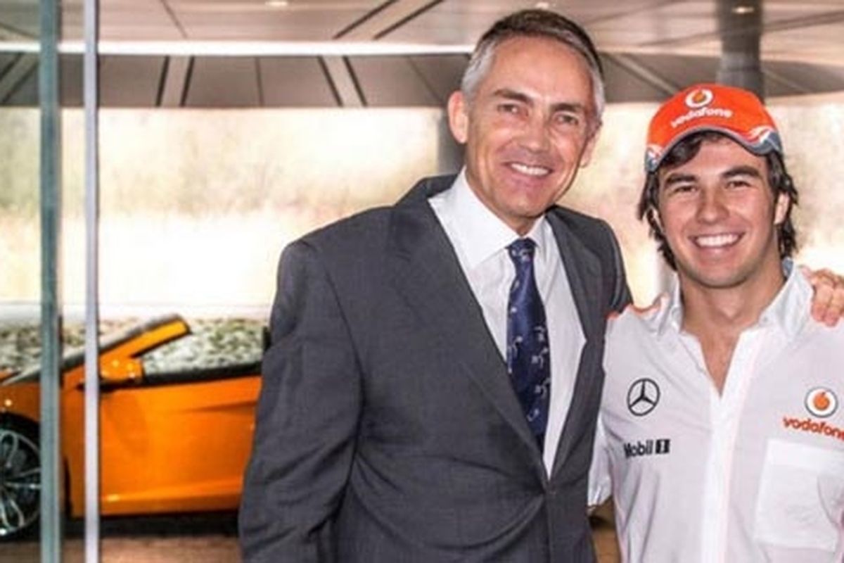 Sergio Perez bersama pimpinan tim F1 McLaren Martin Whitmarsh saat berkunjung ke markas McLaren. Di belakangnya sedan sport McLaren MP4-12C