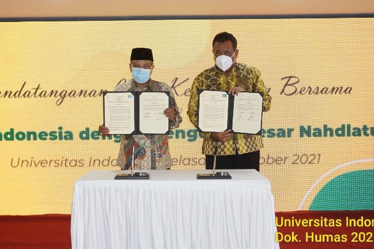 Rektor Universitas Indonesia (UI) Ari Kuncoro selepas menandatangani nota kesepakatan bersama dengan Ketua Umum Pengurus Besar Nahdlatul Ulama (PBNU) Said Aqil Siradj pada Selasa (26/10/2021).