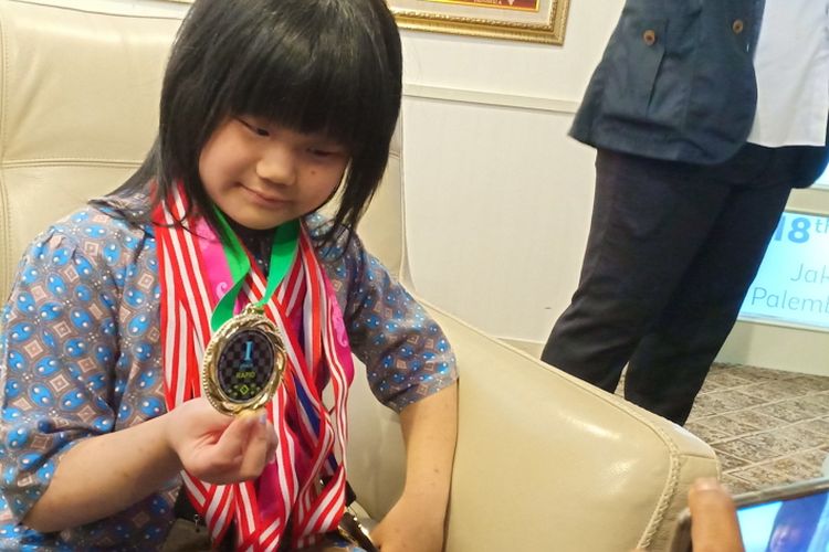 Pecatur junior Indonesia, Samantha Edithso memperlihatkan medali juara ajang FIDE World Championship 2018 U-10 di kantor Kementrian Pemuda dan Olahraga, (Kemenpora), Jakarta Pusat, Senin (23/7/2018).