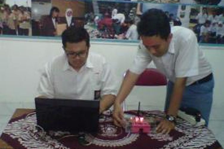 
Muhammad Hanif Sugiyanto dan Swakakrisna Adityomurti saat menunjukan cara kerja alat I Bland di ruang Lab SMA 6 Yogyakarta