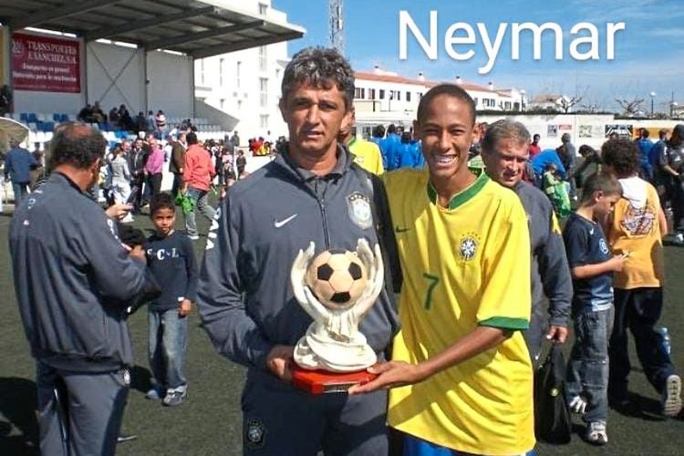 Mantan pelatih timnas U17 Brasil Luiz Antonio Nizzo berfoto bersama salah satu pemain yang kini menjadi bintang sepak bola dunia, Neymar.