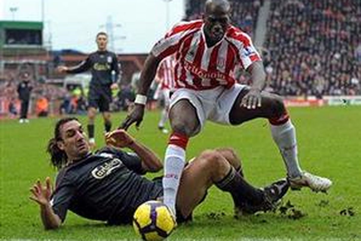 Defender Liverpool, Sotirios Kyrgiakos kiri mencoba menahan laju pemain Stoke City, Mamady Sidibe. Kyrgiakos sempat membawa Liverpool unggul, namun Stoke mampu menyamakan kedudukan.