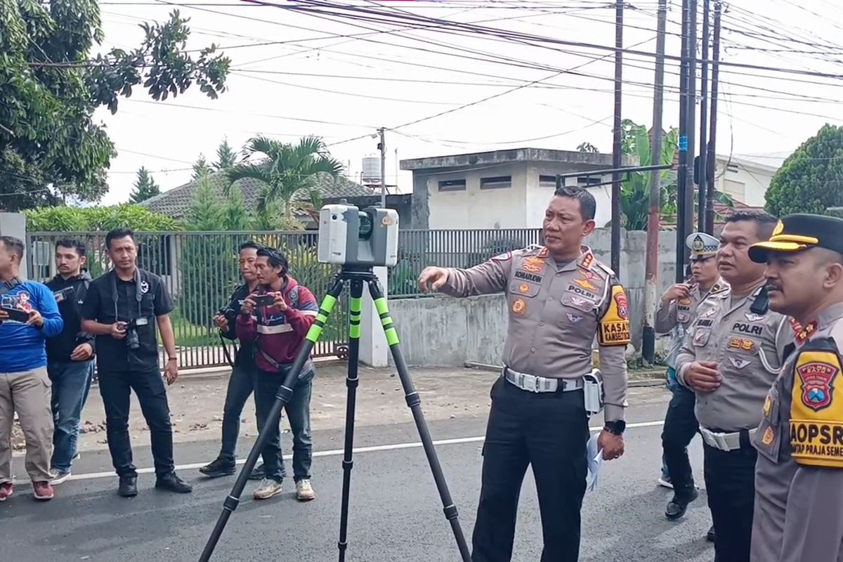 Dirlantas Polda Jatim Kombes Pol Komarudin S.I.K.,M.M melakukan olah TKP bus pariwisata kecelakaan di Jalan Ir Soekarno pada Kamis (9/1/2024). 