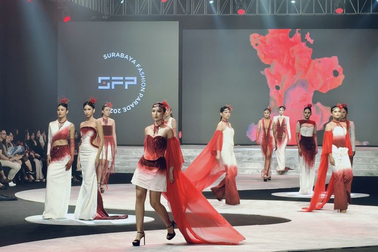 Boold karya desainer Migi Rihasalay yang merangkai cerita tentang kehidupan dan pengorbanan saat ditampilkan pada Surabaya Fashion Parade (SFP) 2025 ke-18 tahun berlangsung di Tunjungan Plaza 3 Level 6 pada 14?16 November 2025.