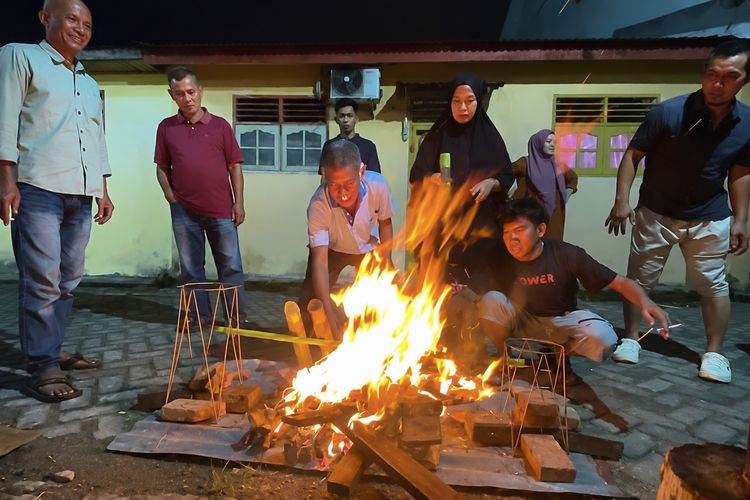 Ramai-ramai Masak di Pinggir Jalan, Warga Deli Serdang Guyub Lomba Tradisional Bakar Lemang