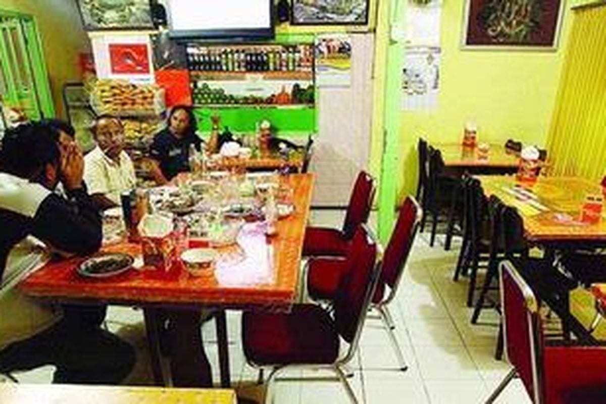 Suasana di Rumah Makan Gulai Itiak Lado Mudo di Ngarai Sianok, Kota Bukittinggi, Sumatera Barat.