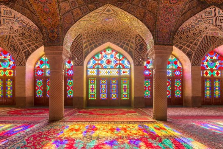 Indahnya masjid Nasir Al-Mulk atau yang juga dikenal dengan sebutan Pink Mosque. (Shutterstock)