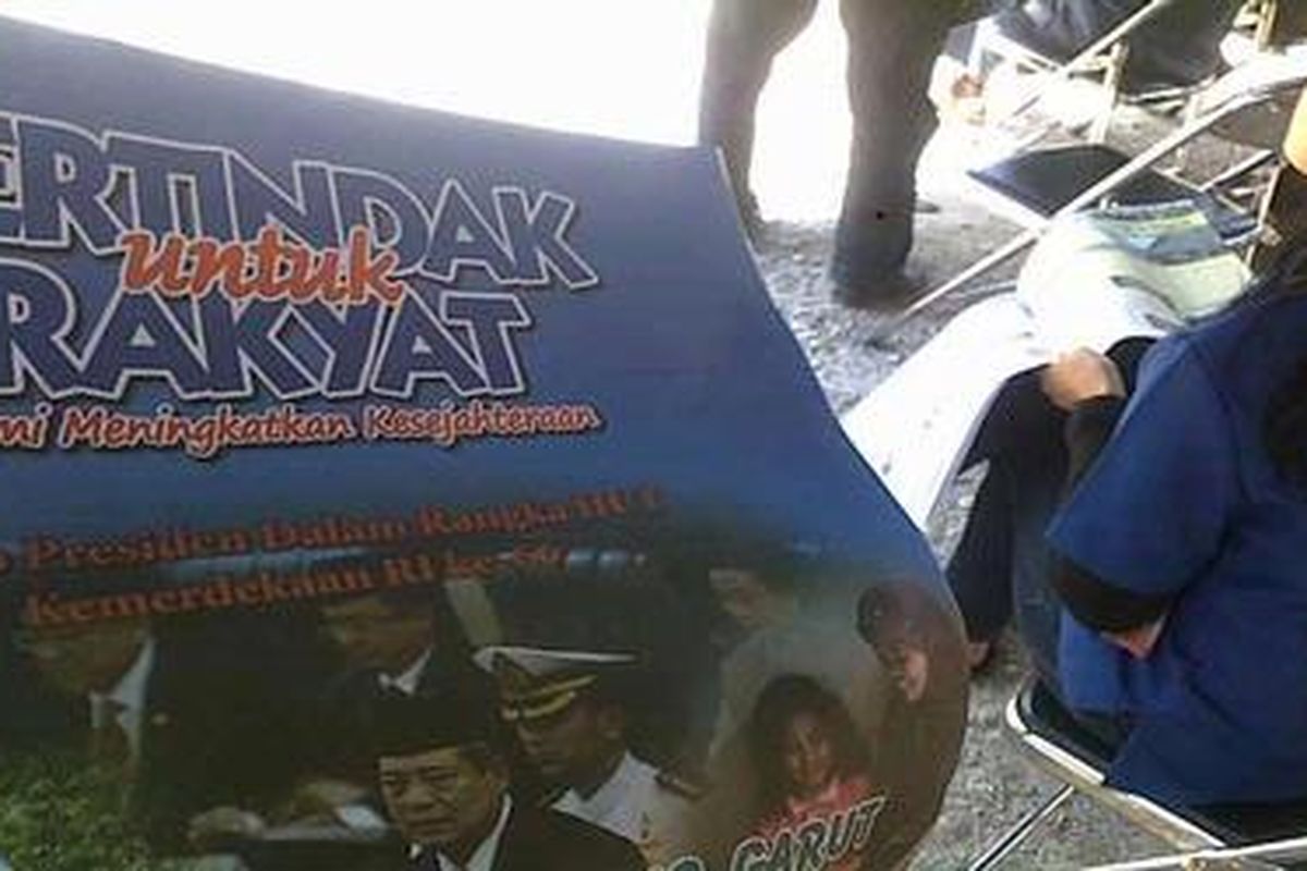 Menjelang kedatangan Presiden SBY ke Lingkar Nagrek, Rabu (24/8/2011) siang ini, seorang pria membagikan tabloit warna biru kepada para tamu. Isinya, keberhasilan pemerintah.