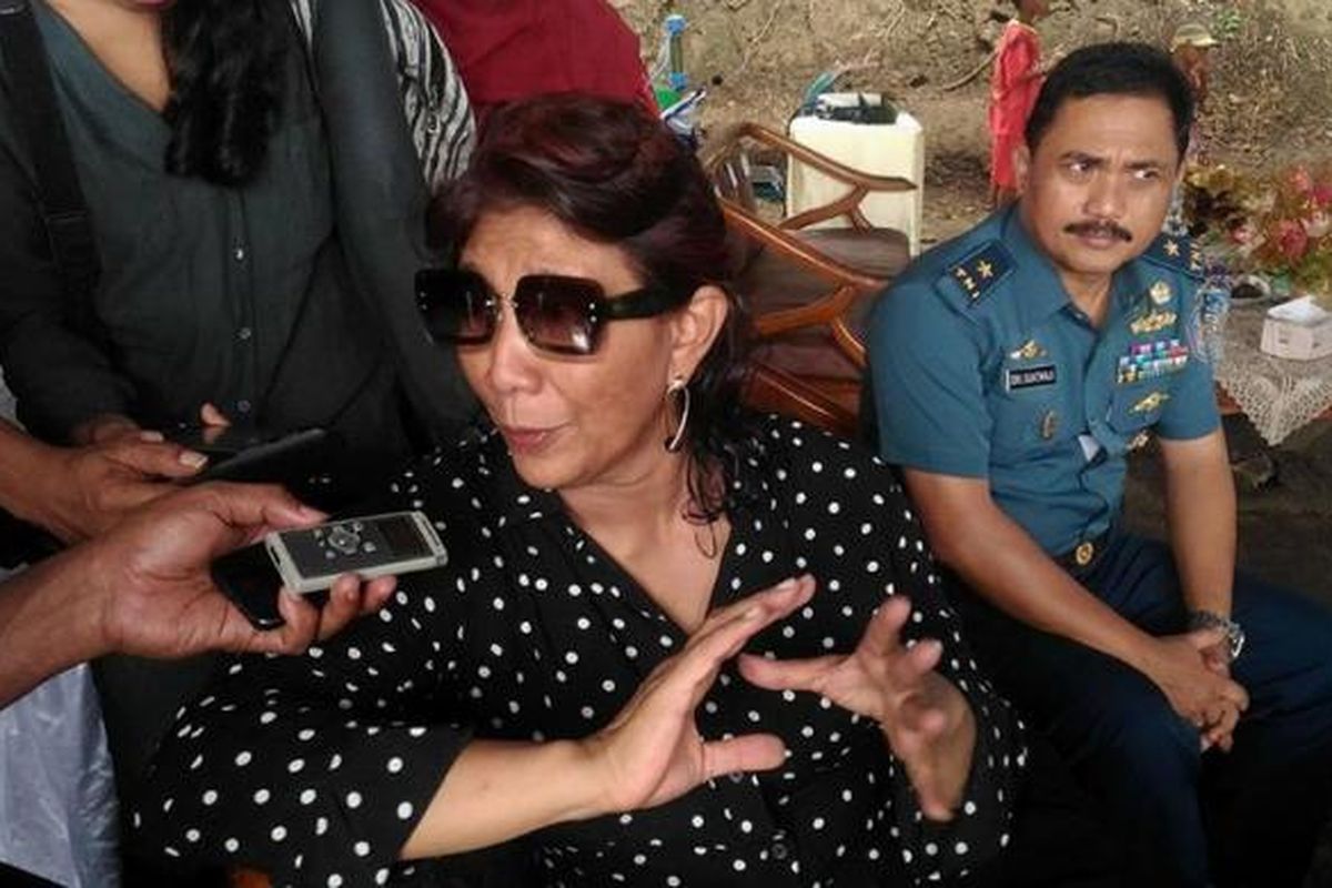 Menteri Kelautan dan Perikanan, Susi Pudjiastuti saat diwawancarai wartawan di Teluk Tihlepuai, Desa Morela Kecamatan Leihitu Kaupaten Maluku Tengah, Jumat (16/12/2016).