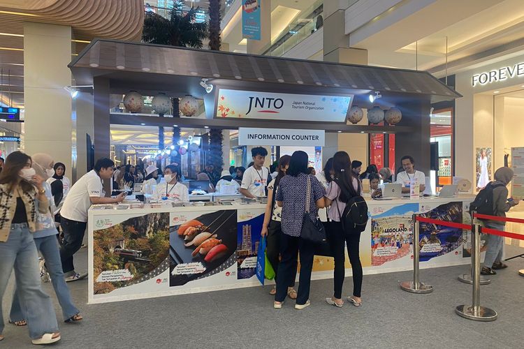 Suasana hari pertama Japan Travel Fair pada Jumat (25/8/2023) malam. Japan Travel Fair digelar 25-27 Agustus 2023 di Mal Kota Kasablanka, Tebet, Jakarta Selatan. 