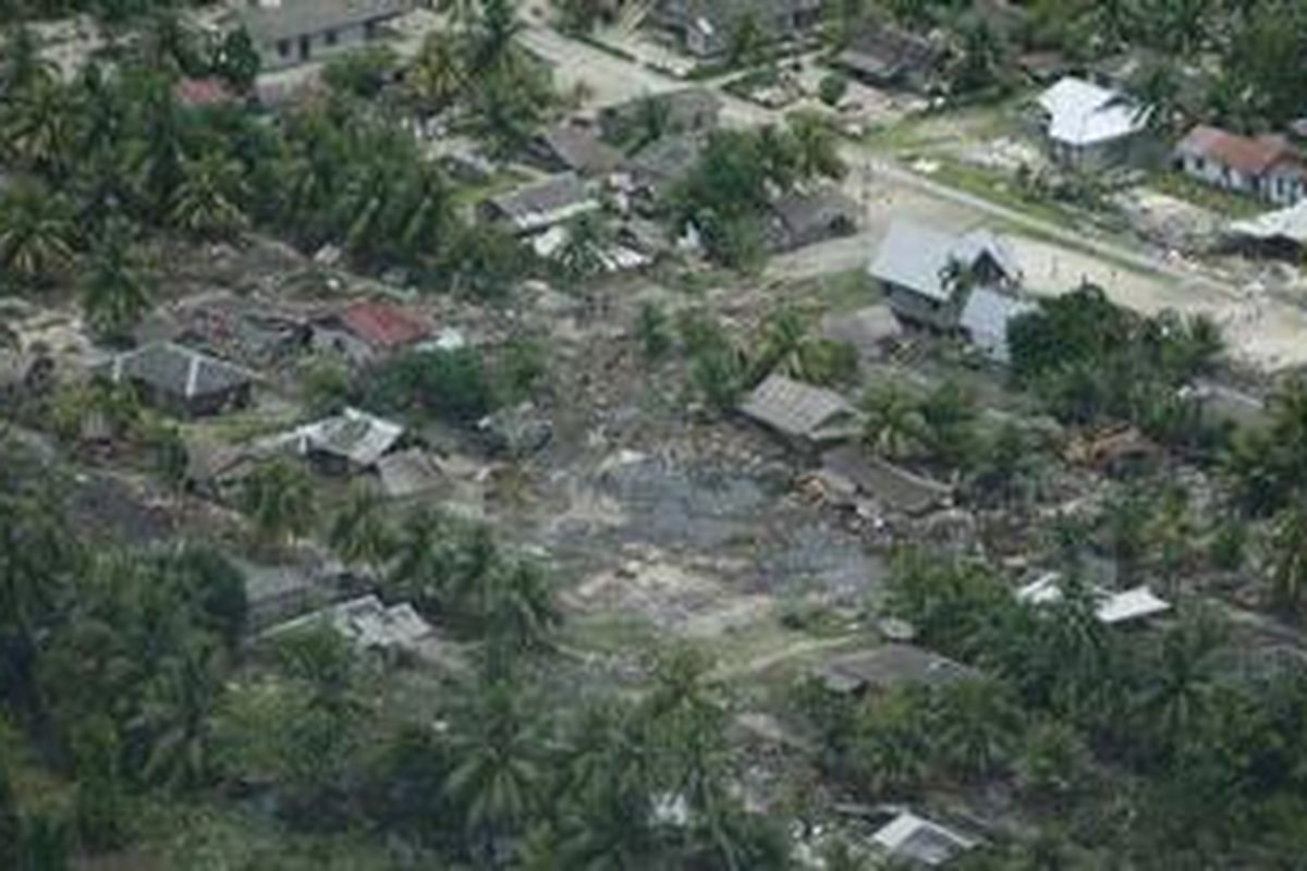 Sejumlah bangunan di Kampung Bosuwa Desa Betumonga Pulau Sipora, Kabupaten Kepulauan Mentawai, hancur akibat gempa dan tsunami, Rabu (27/10/2010). Gempa berkekuatan 7,2 SR yang terjadi Senin 25 oktober sekitar pukul 21.40, mengakibatkan gelombang tsunami dan menyapu kawasan pinggir pantai antara lain di Pulau Pagai Selatan, Pulau Sikakap dan Pulau Sipora.  