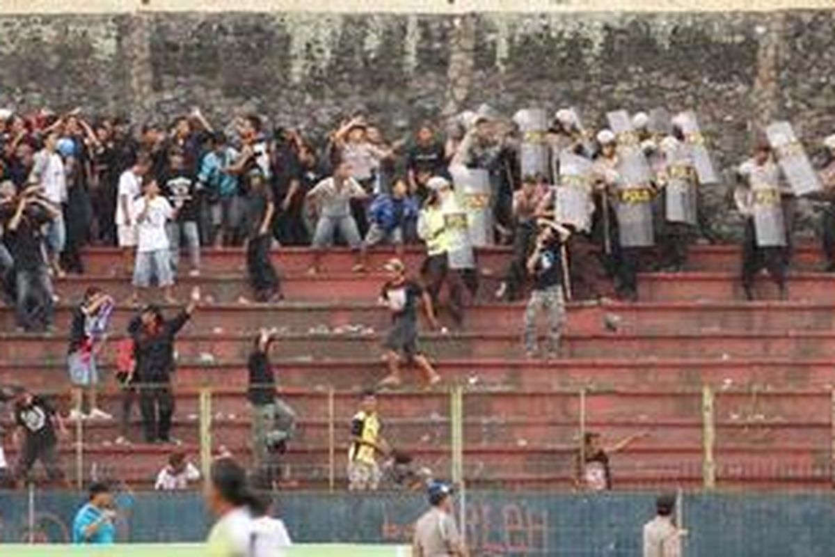 Kerusuhan suporter sepak bola di Yogjakarta pada 2010. Kerusuhan suporter sudah sering mewarnai sepak bola Indonesia, hingga Indonesia Police Wathc mengimbau kepolisian untuk melarang kompetisi pada 2013.