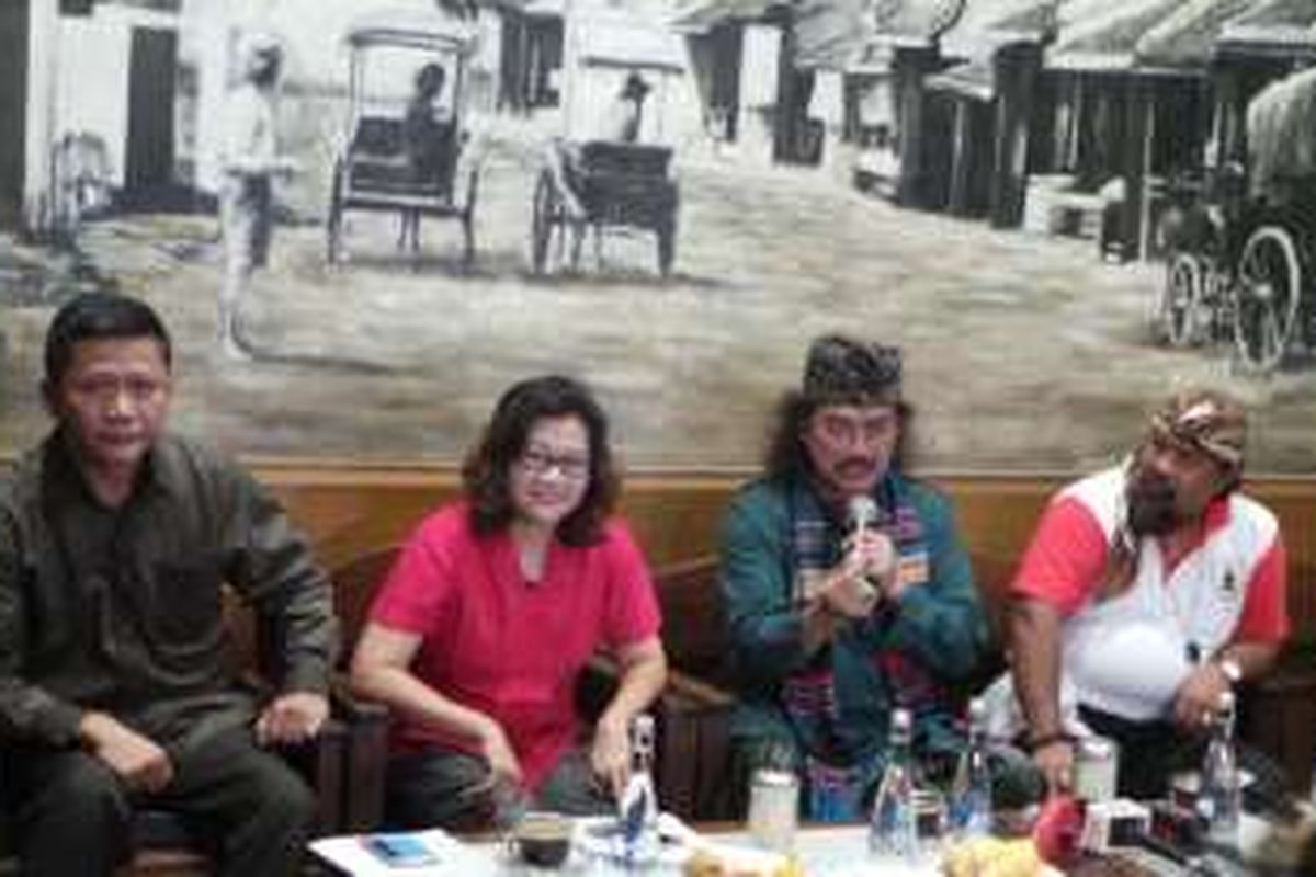 Konferensi pers Parade Bhinneka Tunggal Ika dihadiri oleh Nong Darol Mahmada, Gus Nuril, dan Pendeta Amos Sugianto, di Bakoel Koffie Cikini, Jakarta Pusat, Kamis (17/11/2016).
