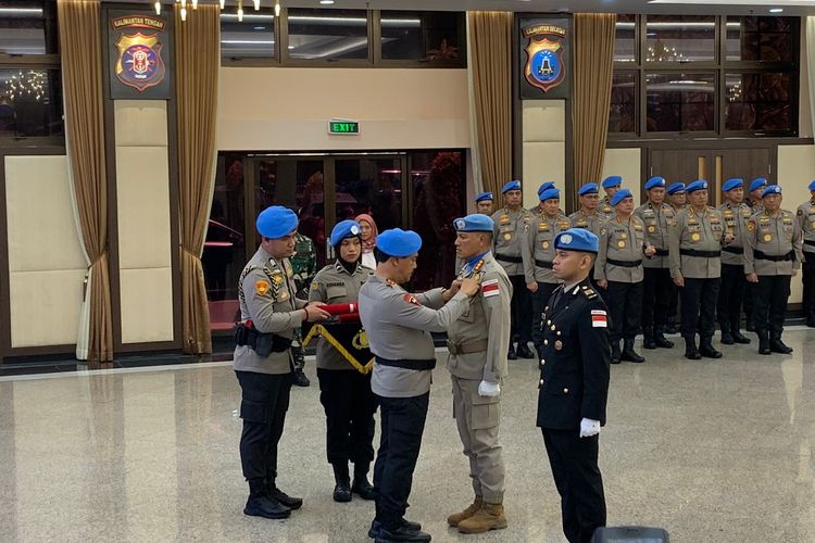 Wakil Kapolri (Wakapolri) Komjen Agus Andrianto memberikan penghargaan ke Kontingen Garuda Bhayangkara Satgas FPU 4 Minusca di Gedung Rupatama, Mabes Polri, Jakarta, Selasa (26/9/2023).