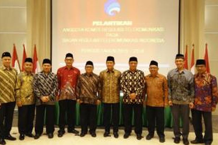 Menkominfo Rudiantara berfoto bersama sembilan anggota BRTI periode 2015-2018 seusai upacara pelantikan di kantor Kemenkominfo di Jakarta, Jumat (22/5/2015).