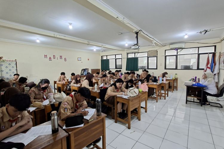 Kembali ke Sekolah Usai PJJ, Siswa SMAN 25 Jakarta Belum Dapat Pembagian MBG