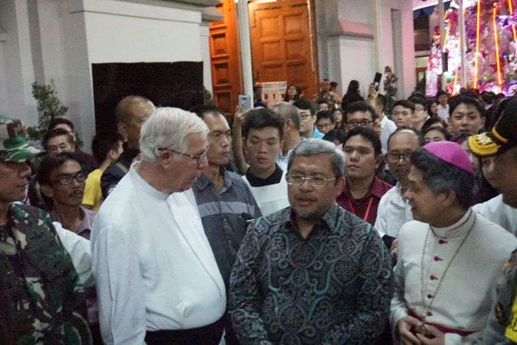 Gubernur Jawa Barat, Ahmad Heryawan tengah berbincang dengan Pastor Kepala Gereja Katedral Leo Van Beurden  di Gereja Katedrak, Bandung, Minggu (24/12/2017). Dalam tinjauan ke beberapa Gereja di Kota Bandung ini, Aher pamit kepada sejumlah tokoh agama, pasalnya tahun ini merupakan peninjaun malam natal terakhir Aher sebagai Gubernur Jawa barat. 