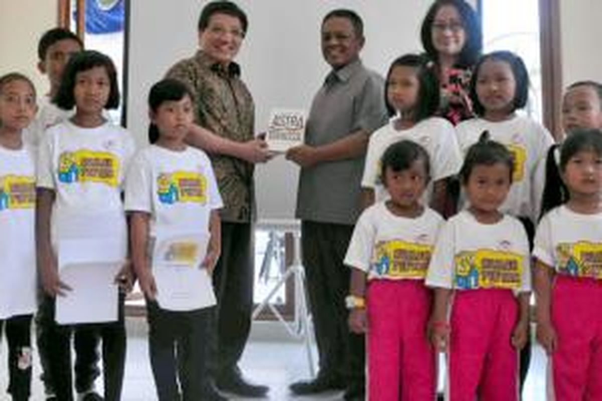 Penyerahan sekolah bantuan dari Astra International di Pacitan.