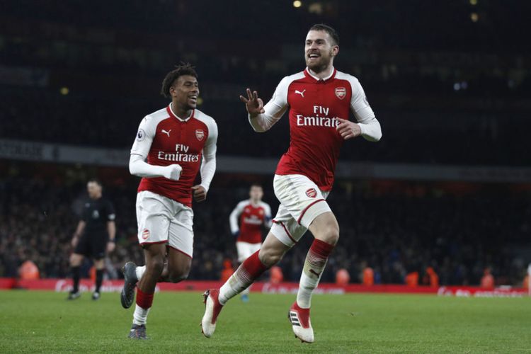 Aaron Ramsey mencetak tiga gol saat Arsenal menang telak atas Evetron pada pertandingan Premier League di Stadion Emirates, Sabtu (3/2/2018).