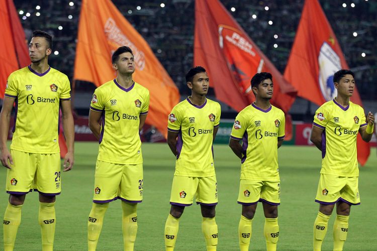 Pemain Persik Kediri Jefferson Alves Oliveira, Gaspar Vega, Dany Saputra, Ibrahim Sanjaya dan Ady Eko (kiri-kanan) saat pembukaan Liga 1 2020 sebelum melawan Persebaya Surabaya di Stadion Gelora Bung Tomo Surabaya, Jawa Timur, Sabtu (29/02/2020) malam.