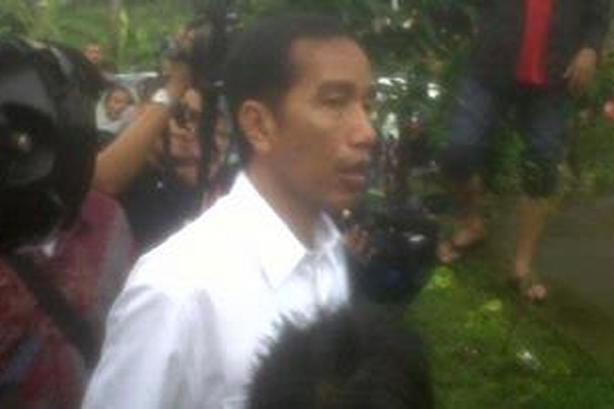 Gubernur DKI Jakarta Joko Widodo saat meninjau banjir di RW 7, Kampung Makasar, Jakarta Timur, Sabtu, (24/11/2012).