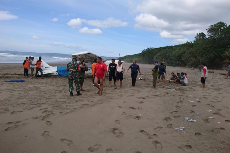 Pesawat latih milik Akademi Penerbang Indonesia Banyuwangi yang mendarat darurat di Pantai Alas Purwo Banyuwangi 