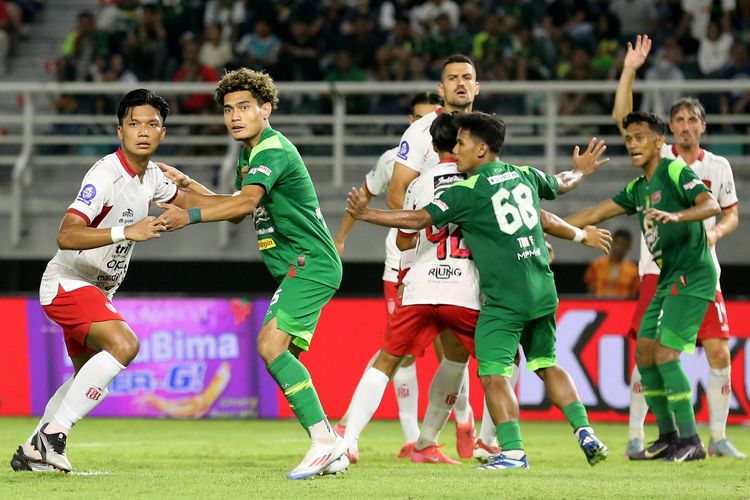 Pemain Persebaya Surabaya Mikael Tata dan pemain Bali United Kadek Arel bersiap berebut bola saat laga pekan ke-3 Super League 2025-2026 yang berakhir dengan skor 5-2 di Stadion Gelora Bung Tomo Surabaya, Jawa Timur, Sabtu (23/8/2025) malam.