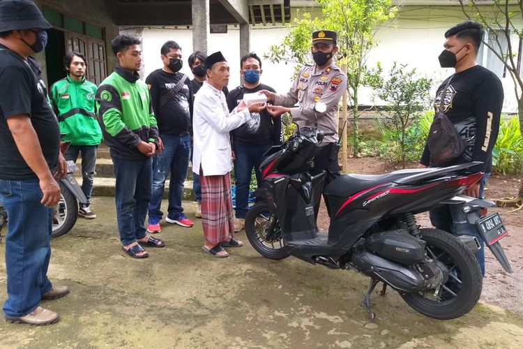 Kapolsek Bandungan Iptu Ari Parwanto menyerahkan sepeda motor milik korban begal