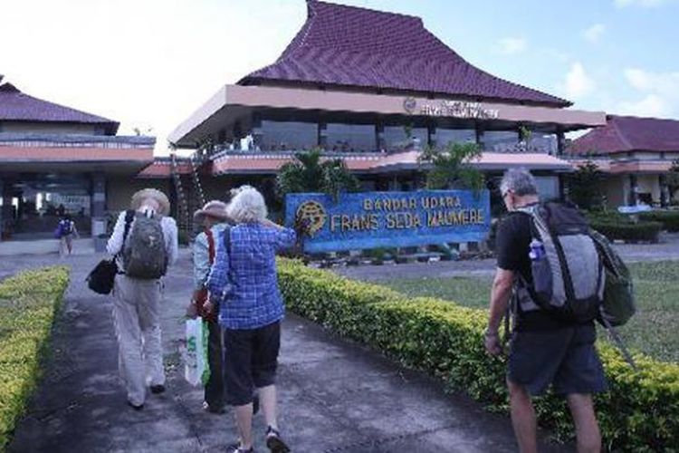 Wisatawan asing tiba di Bandara Frans Seda, Maumere, Nusa Tenggara Timur, Jumat (17/5/2013). Wisata alam, rohani dan sejarah menjadi andalan sejumlah daerah di Nusa Tenggara Timur.  