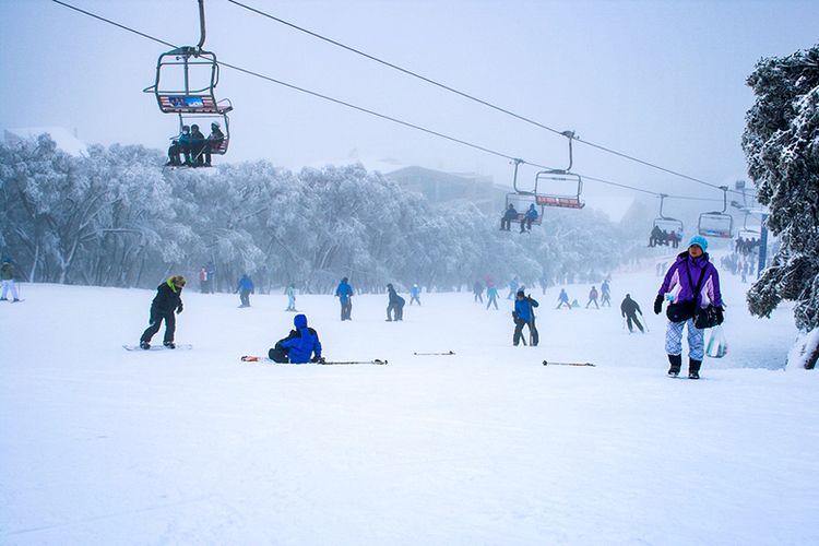 Wisatawan bermain ski di Gunung Buller, Negara Bagian Victoria, Australia.